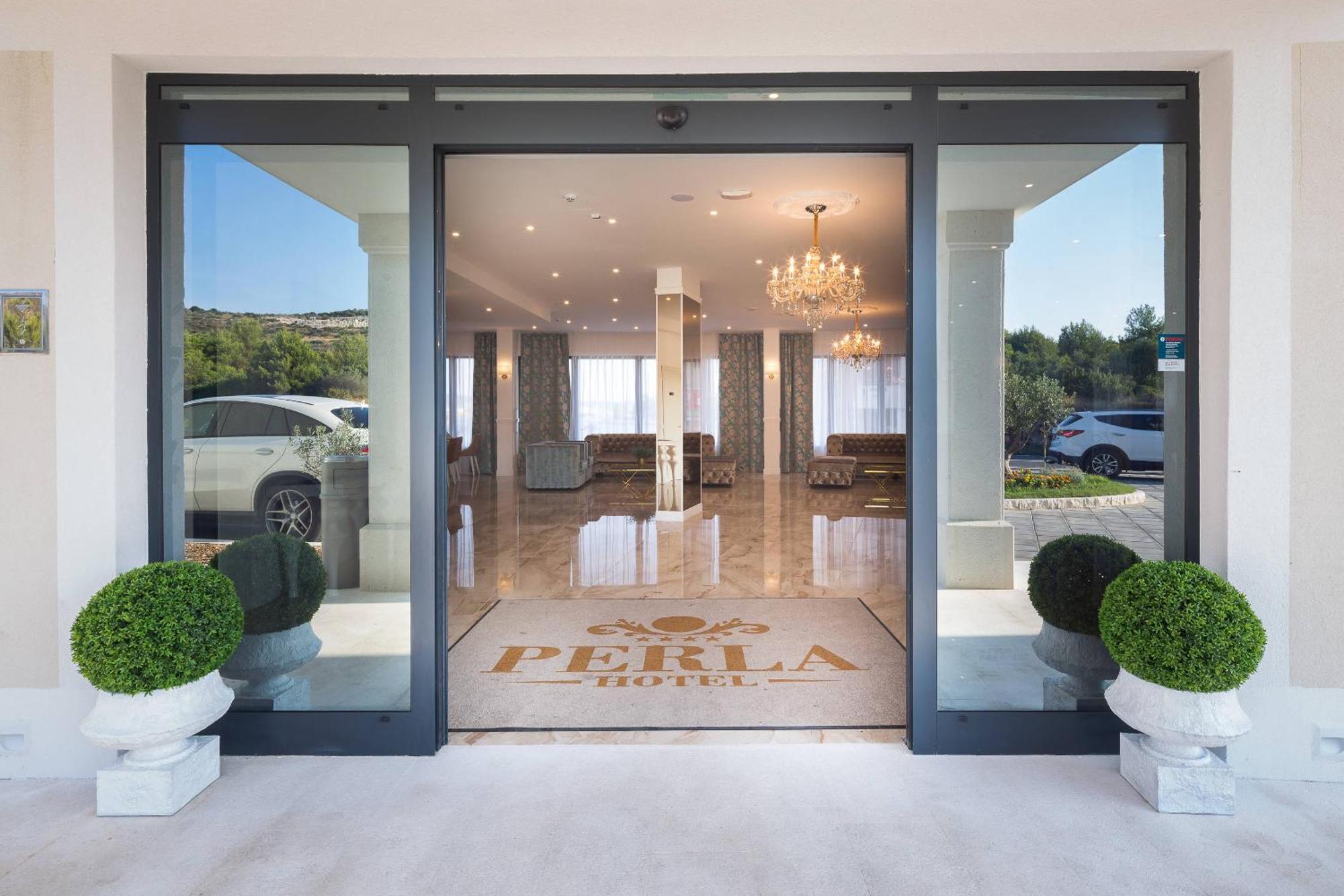 Hotel Perla 罗戈兹尼察 外观 照片