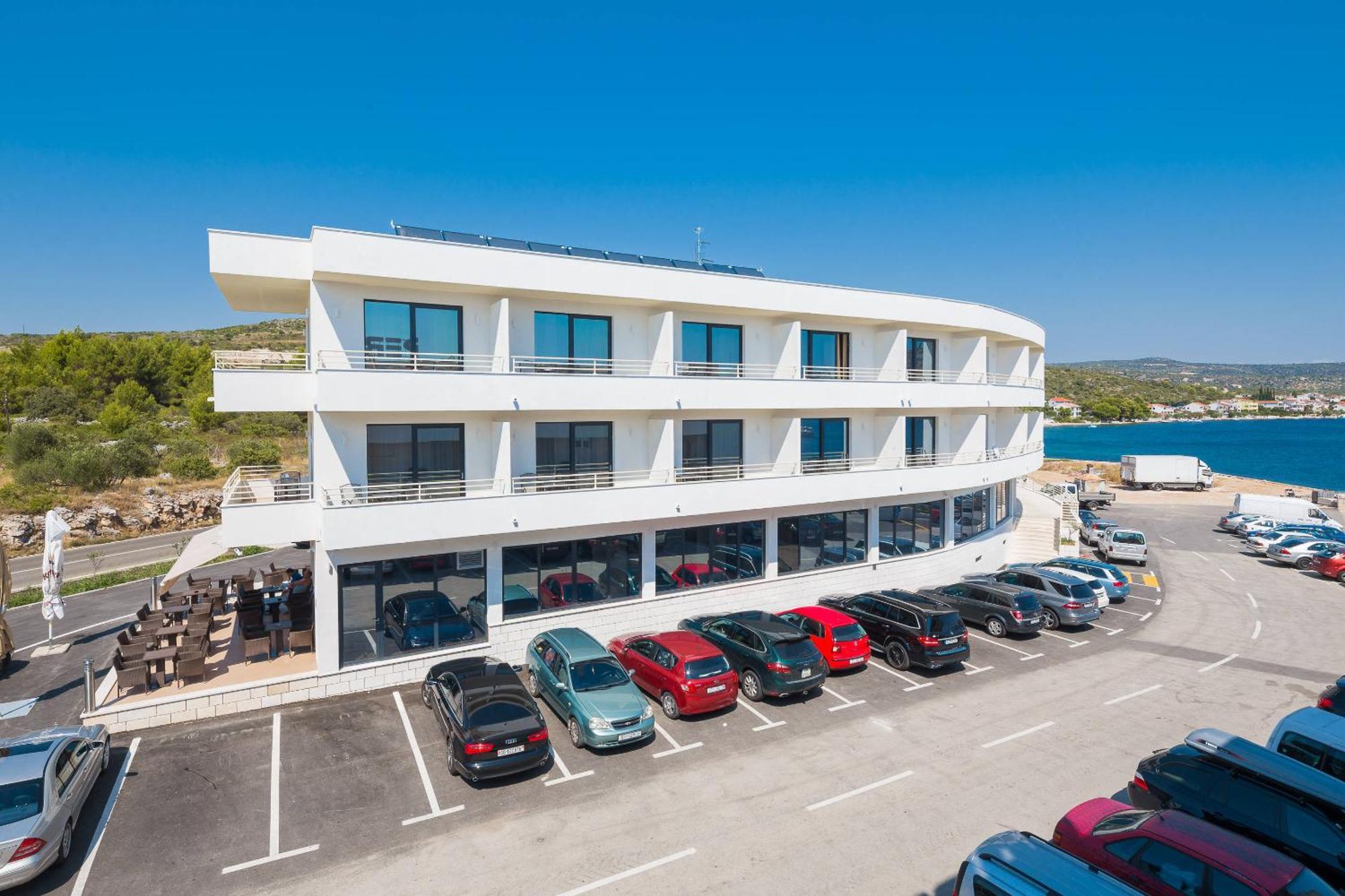 Hotel Perla 罗戈兹尼察 外观 照片