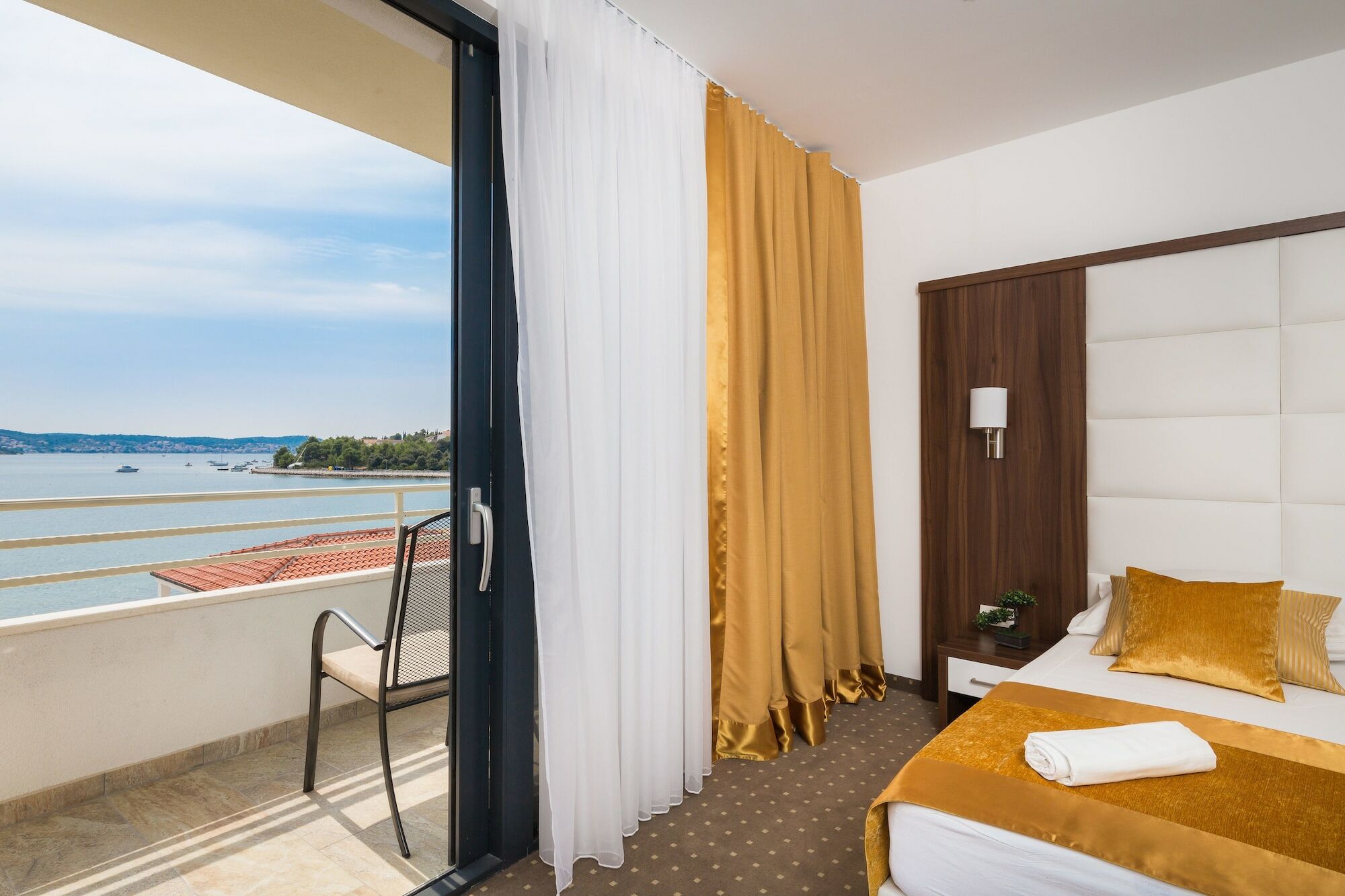 Hotel Perla 罗戈兹尼察 外观 照片